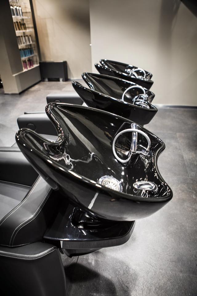 salone di parrucchieri con lavatesta neri