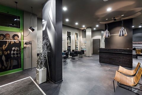 salone di parrucchieri con arredi neri sofisticati