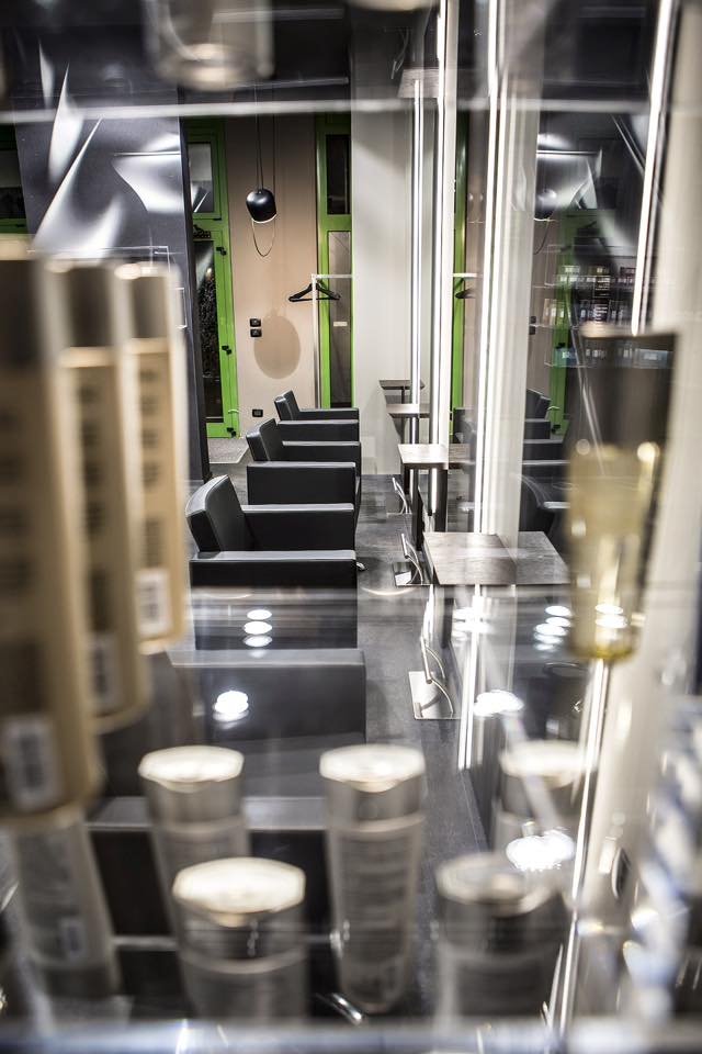 postazione per taglio e piega di un salone di parrucchieri