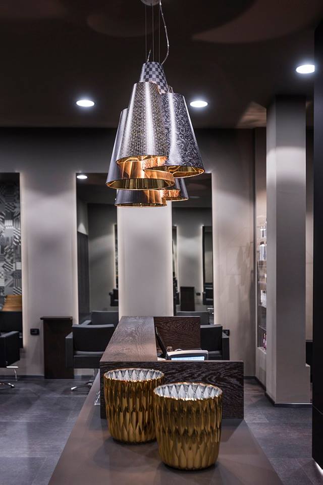 salone di parrucchieri con arredi neri e dorati