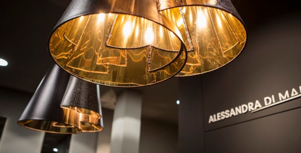 lampadario moderno dorato all'interno