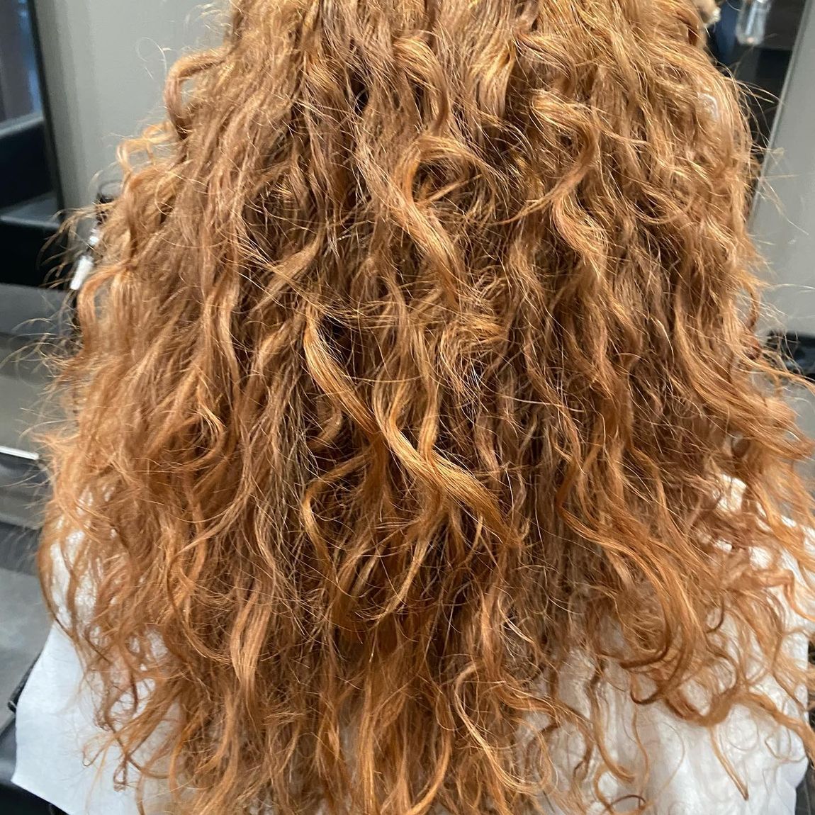capelli mossi e lunghi biondo-arancio