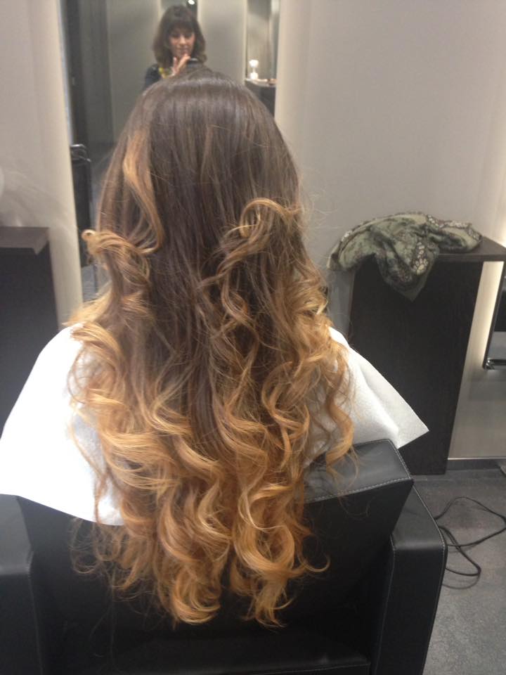 capelli lunghi con punte mosse schiarite