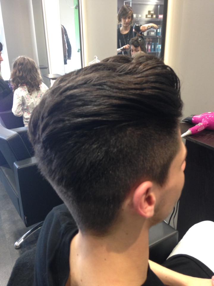 taglio uomo con capelli all'indietro