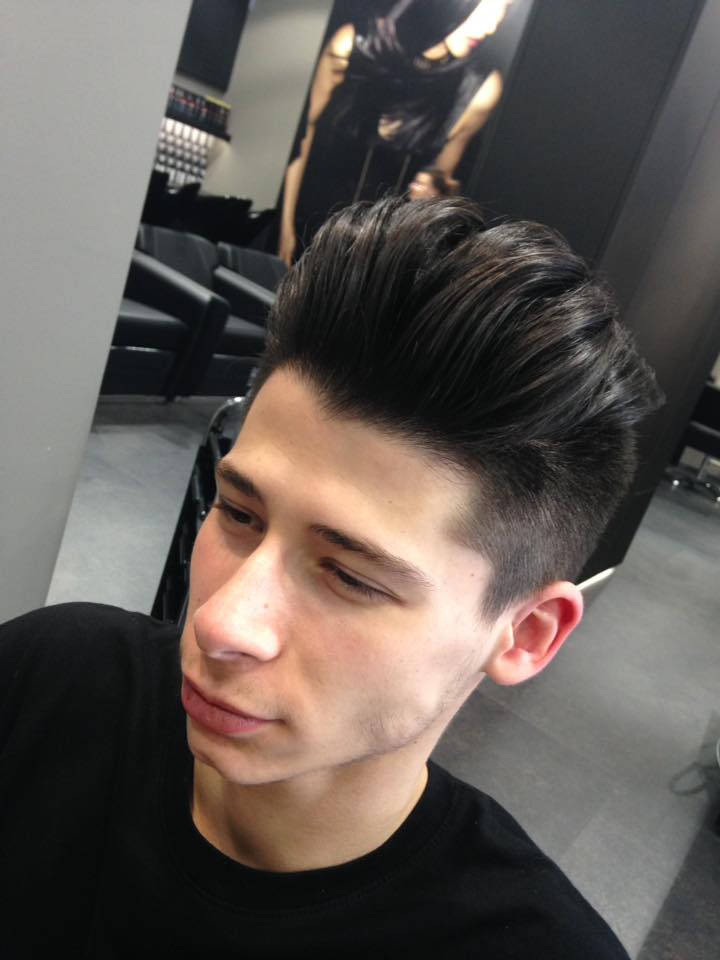 taglio uomo con gel e capelli all'indietro