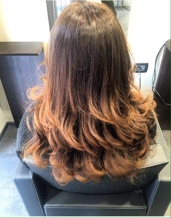 capelli castani con punte mosse e balayage