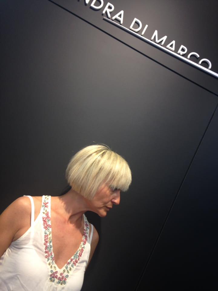 caschetto biondo ossigenato con frangetta