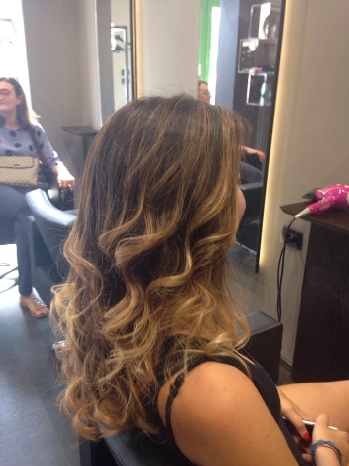 capelli mossi castano chiaro con balayage