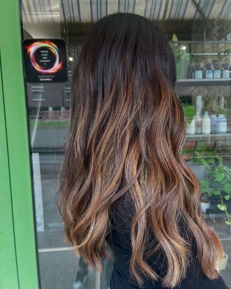 capelli lunghi colorati con effetto balayage