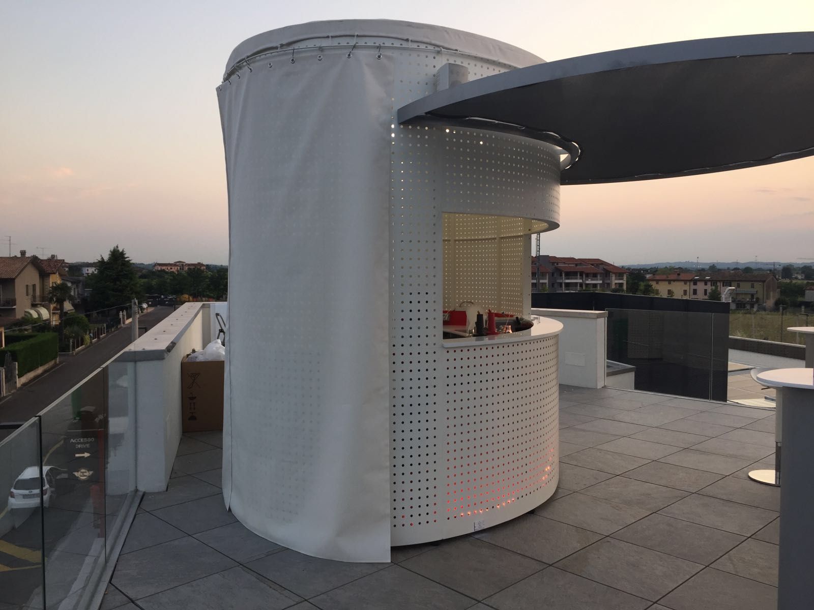 stand allestito per un evento all'aperto