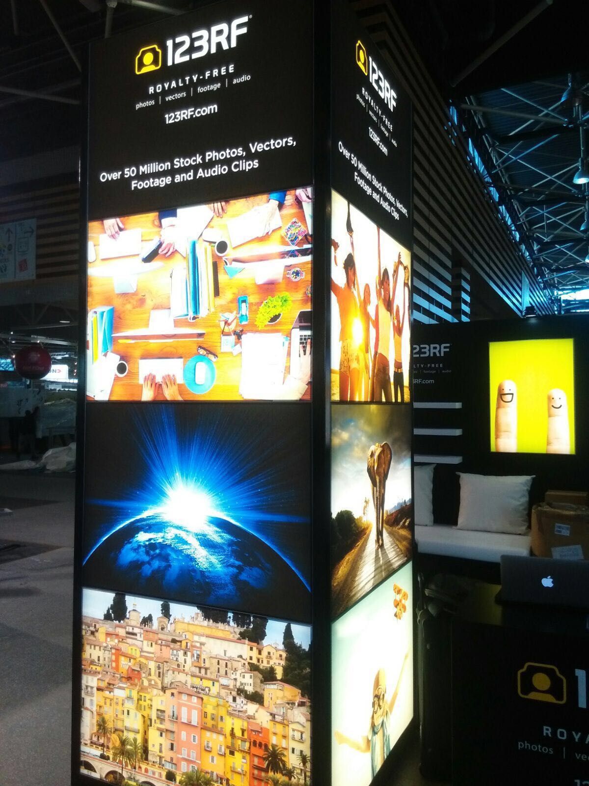 stand e totem in una fiera