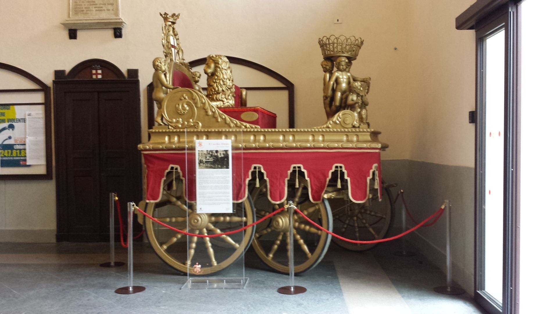 teca in plexiglass che racchiude un manufatto storico