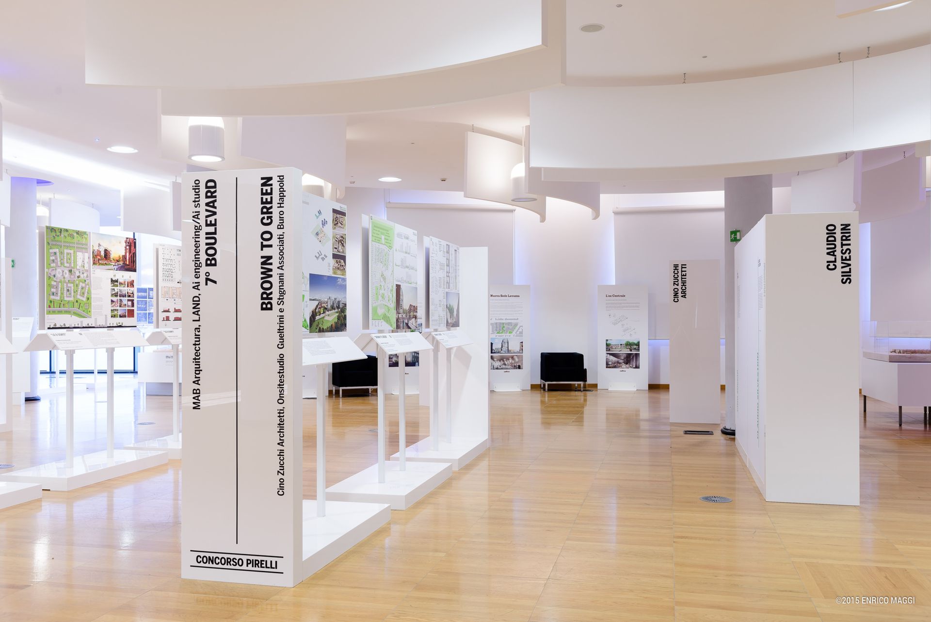 allestimento realizzato con strutture in plexiglass