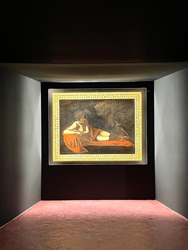 esposizione di un quadro allestito per una mostra