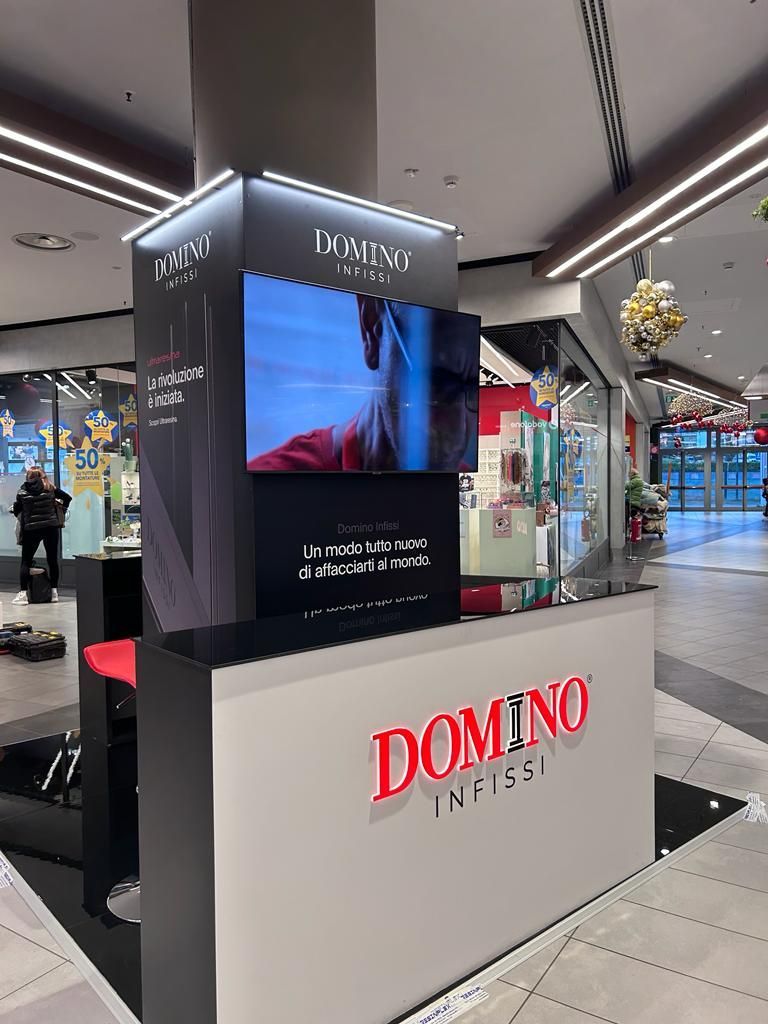 complemento di arredo per negozio domino