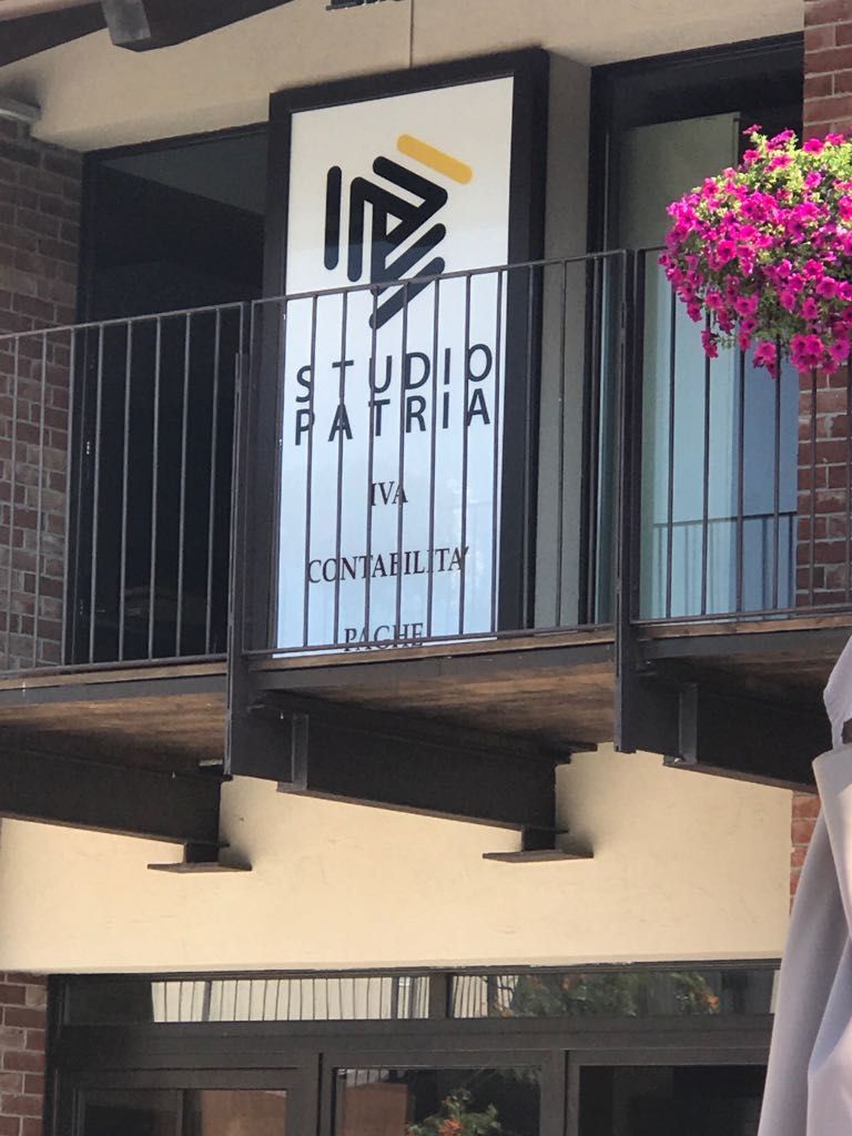 insegna luminosa di uno studio di commercialisti