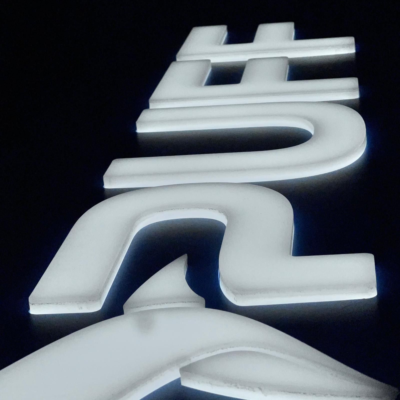 dettaglio di un'insegna luminosa