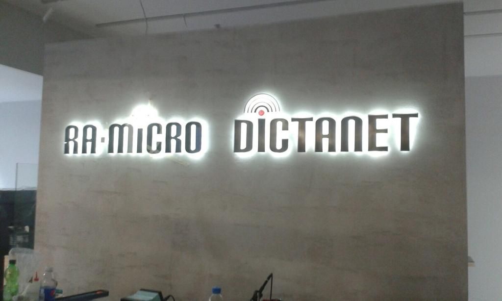 insegna illuminata