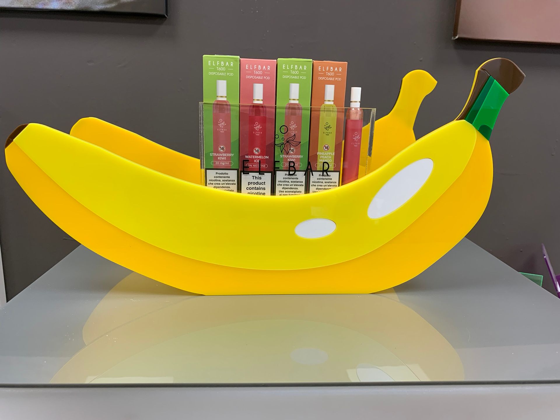 contenitore a forma di banana fatto in plexiglass