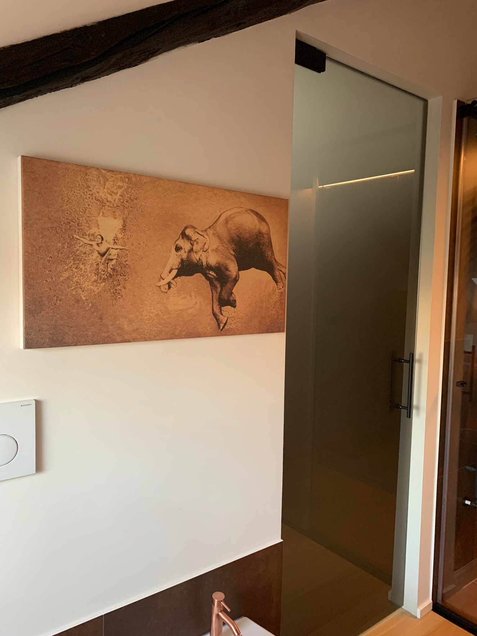 stampa appesa alla parete di una stanza