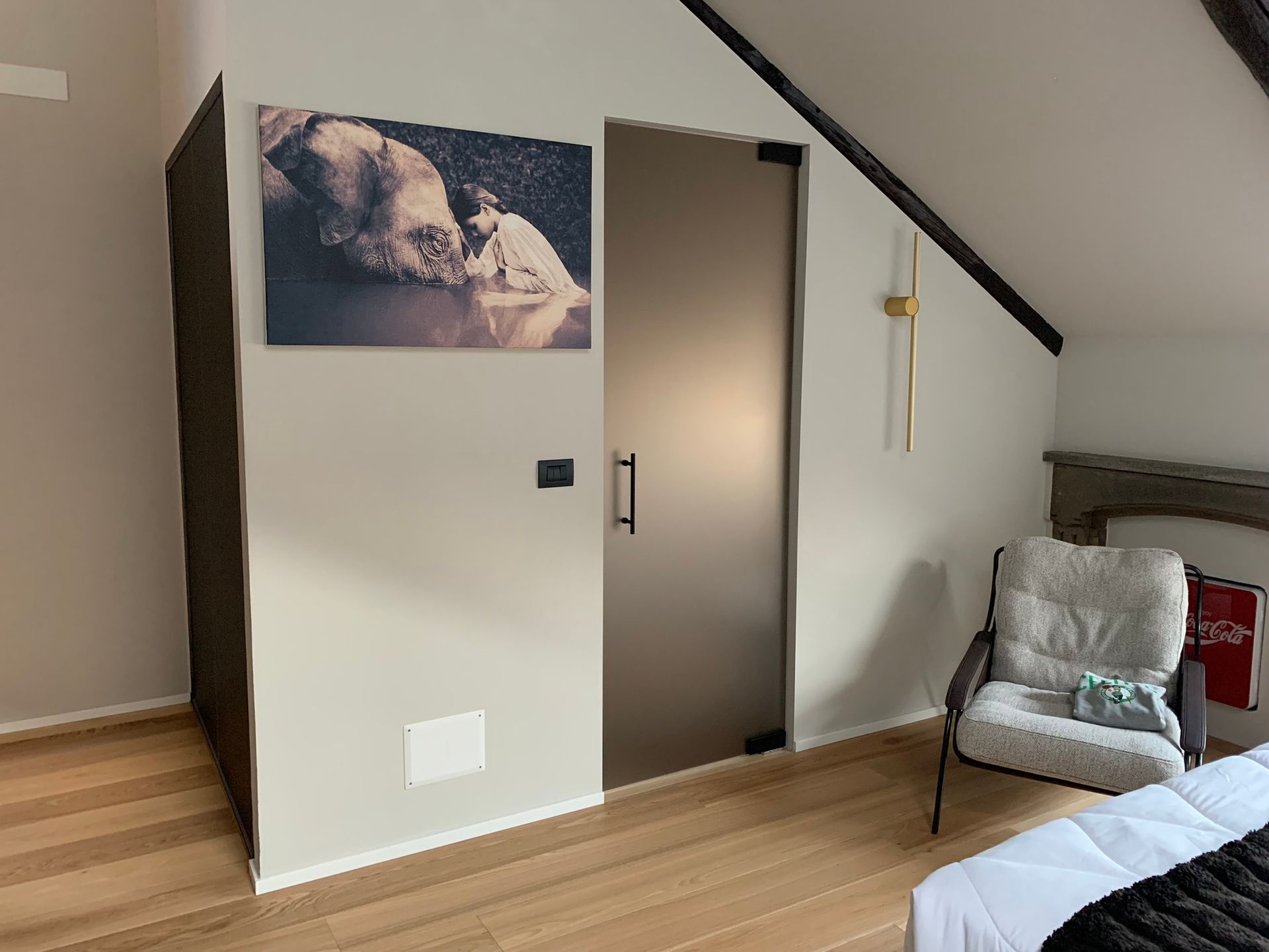 stampa in bianco e nero appesa alla parete di una stanza