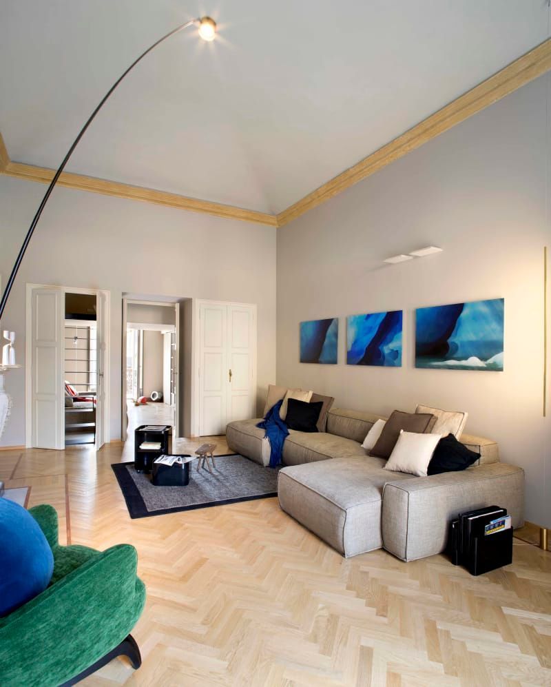 stampe grafiche appese a una parete