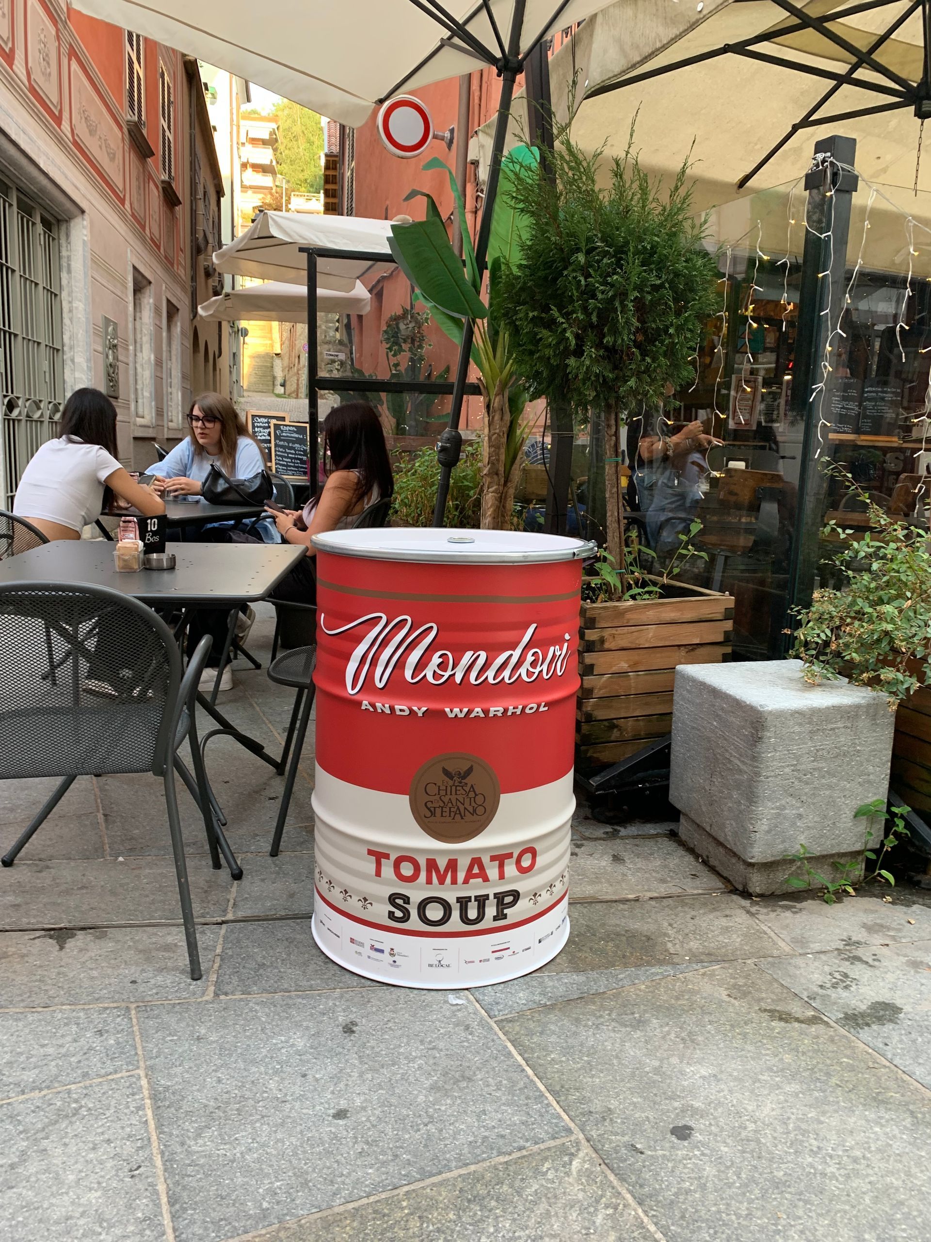 stand di latta stampato per un evento pubblicitario davanti a un locale