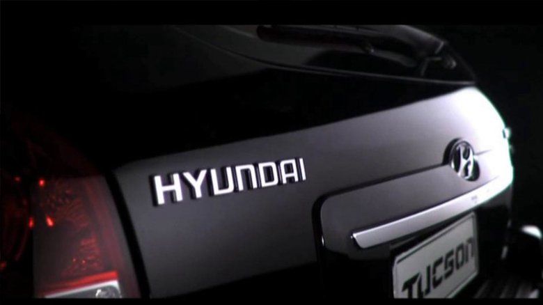 A traseira de um carro Hyundai Tucson preto