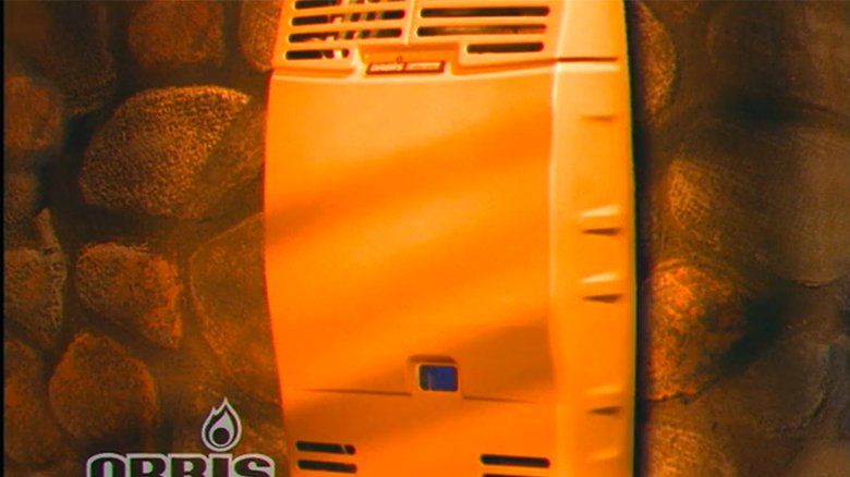 Um objeto laranja está no topo de uma parede de pedra.