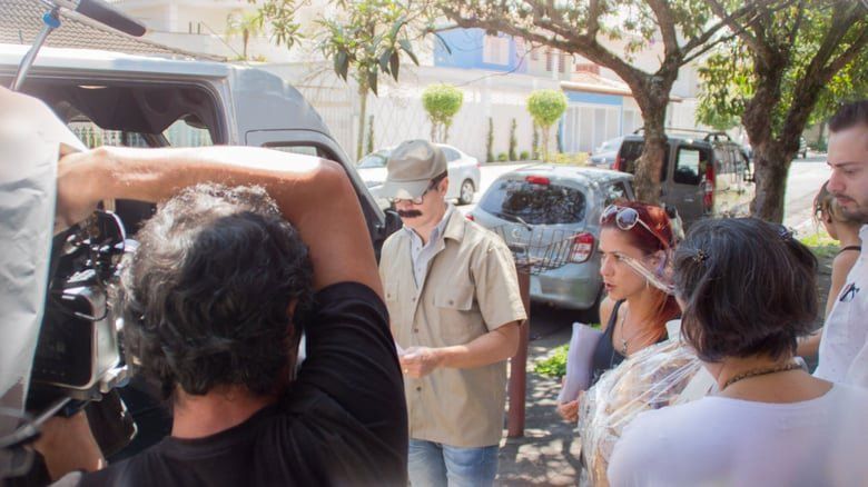 Um grupo de pessoas está parado na frente de uma van.