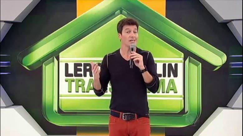 Um homem está na frente de uma placa que diz ler lin