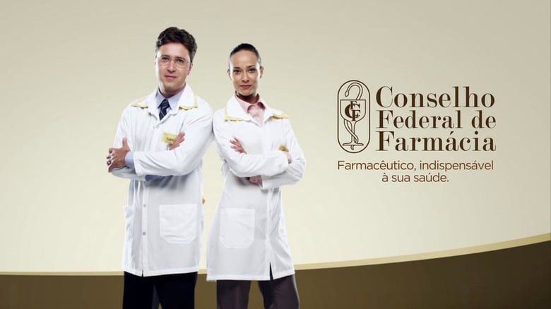 Dois médicos estão um ao lado do outro com os braços cruzados.