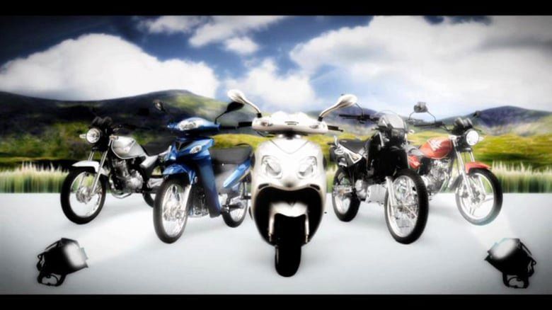 Um grupo de motocicletas está alinhado em uma estrada