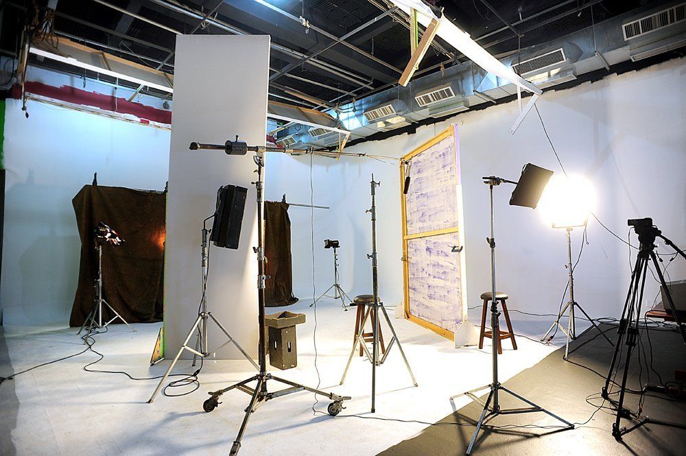 Um estúdio fotográfico com muitas luzes e câmeras