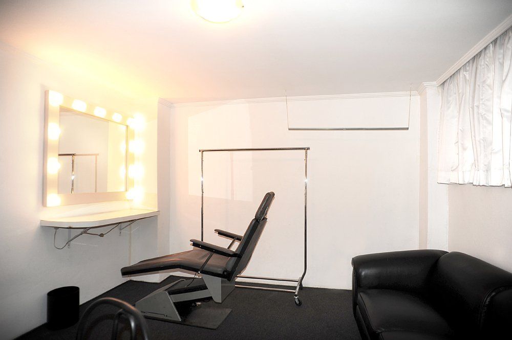 Um camarim com cadeira e espelho