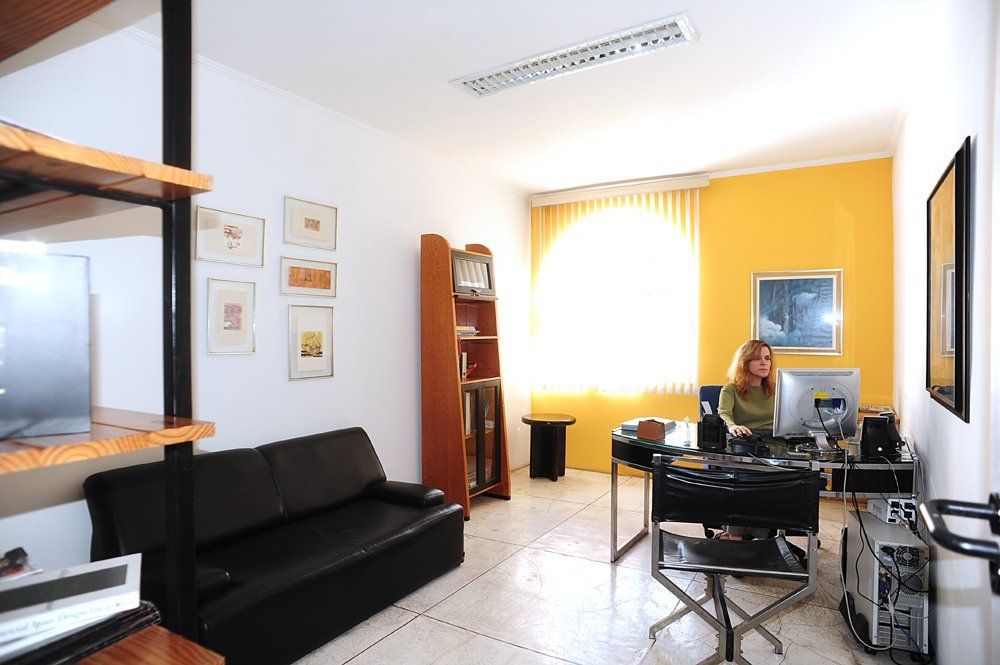 Uma mulher está sentada em uma mesa em uma sala de estar