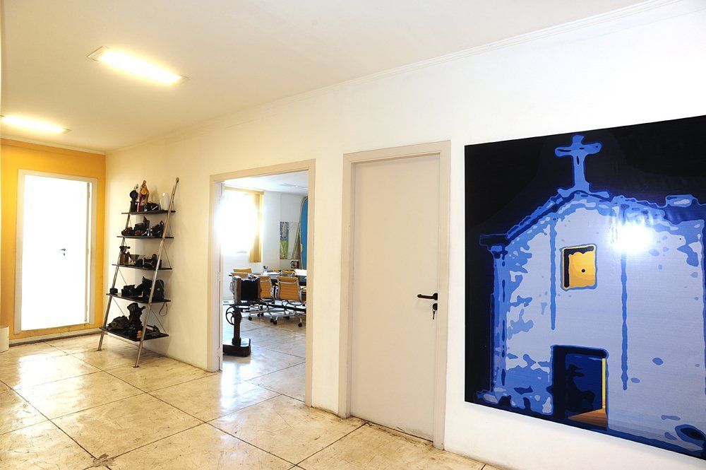 Um corredor com uma pintura de uma igreja na parede