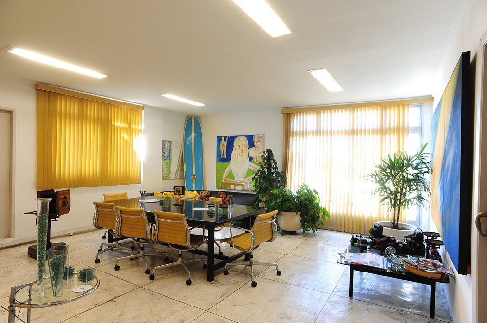 Uma sala grande com uma mesa e cadeiras