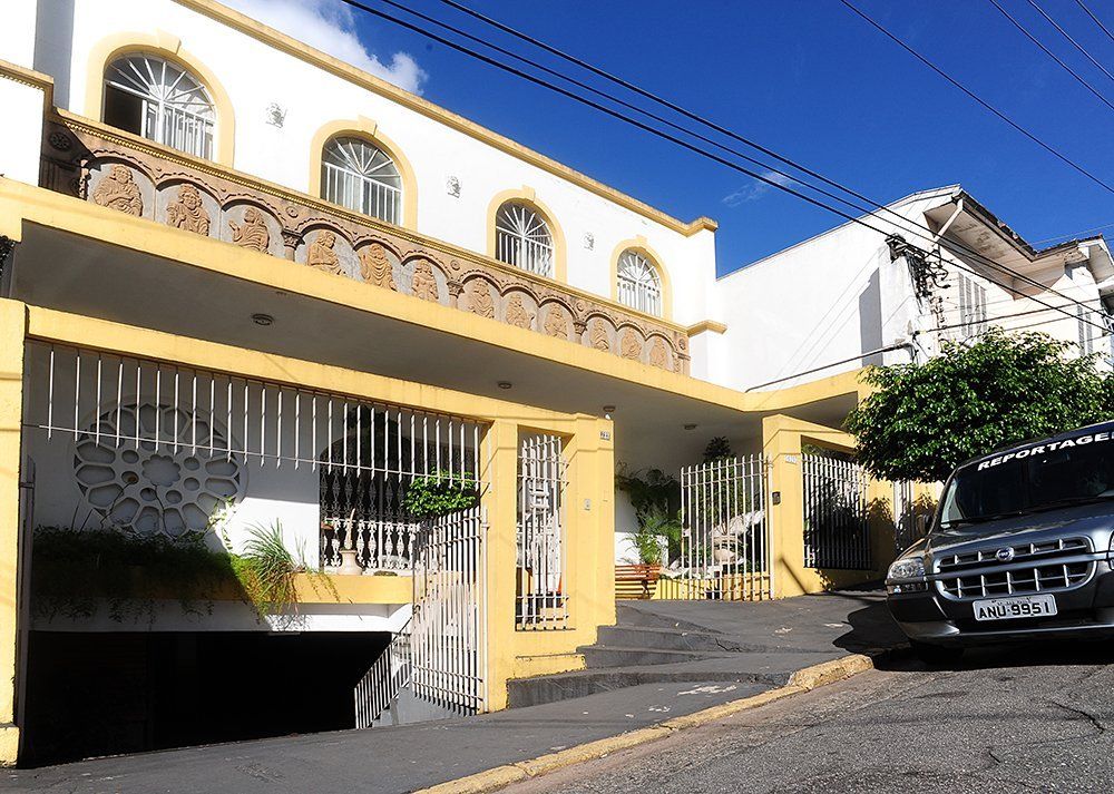 Um caminhão ford está estacionado em frente a uma casa