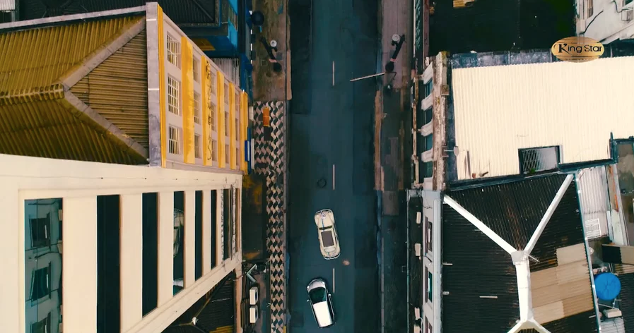 Uma vista aérea de uma rua da cidade com carros passando por ela.