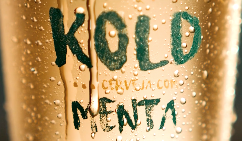 Um close de um copo de cerveja gelada de menta