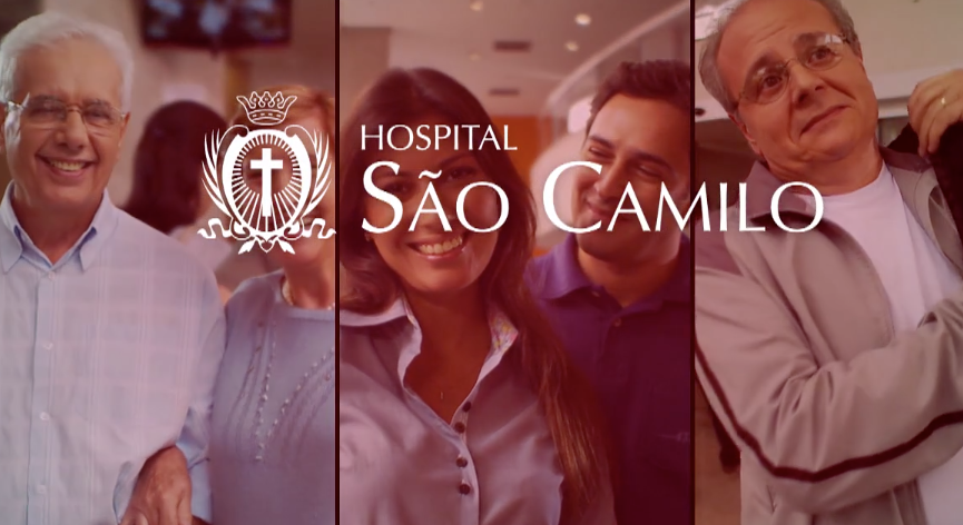 Um grupo de pessoas está em frente a uma placa que diz hospital são camilo