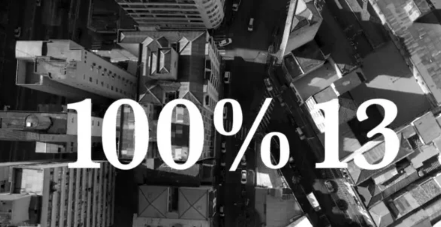 Uma vista aérea de uma cidade com as palavras 100% 13 acima dela