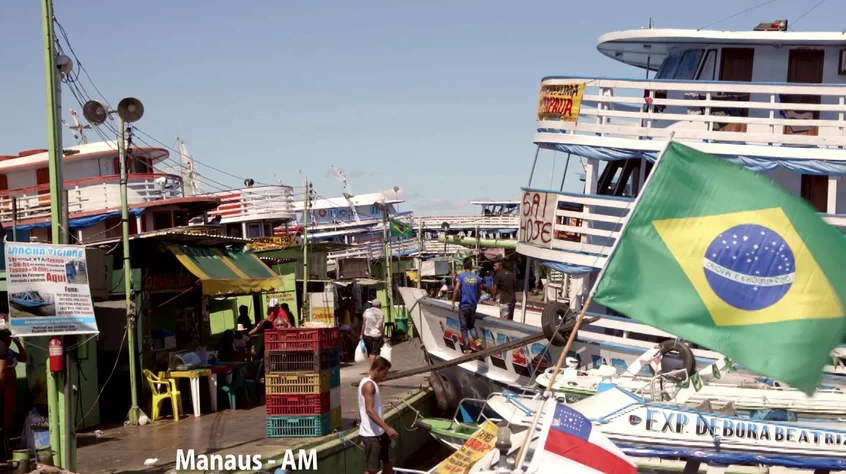 A palavra manaus está na lateral de um barco