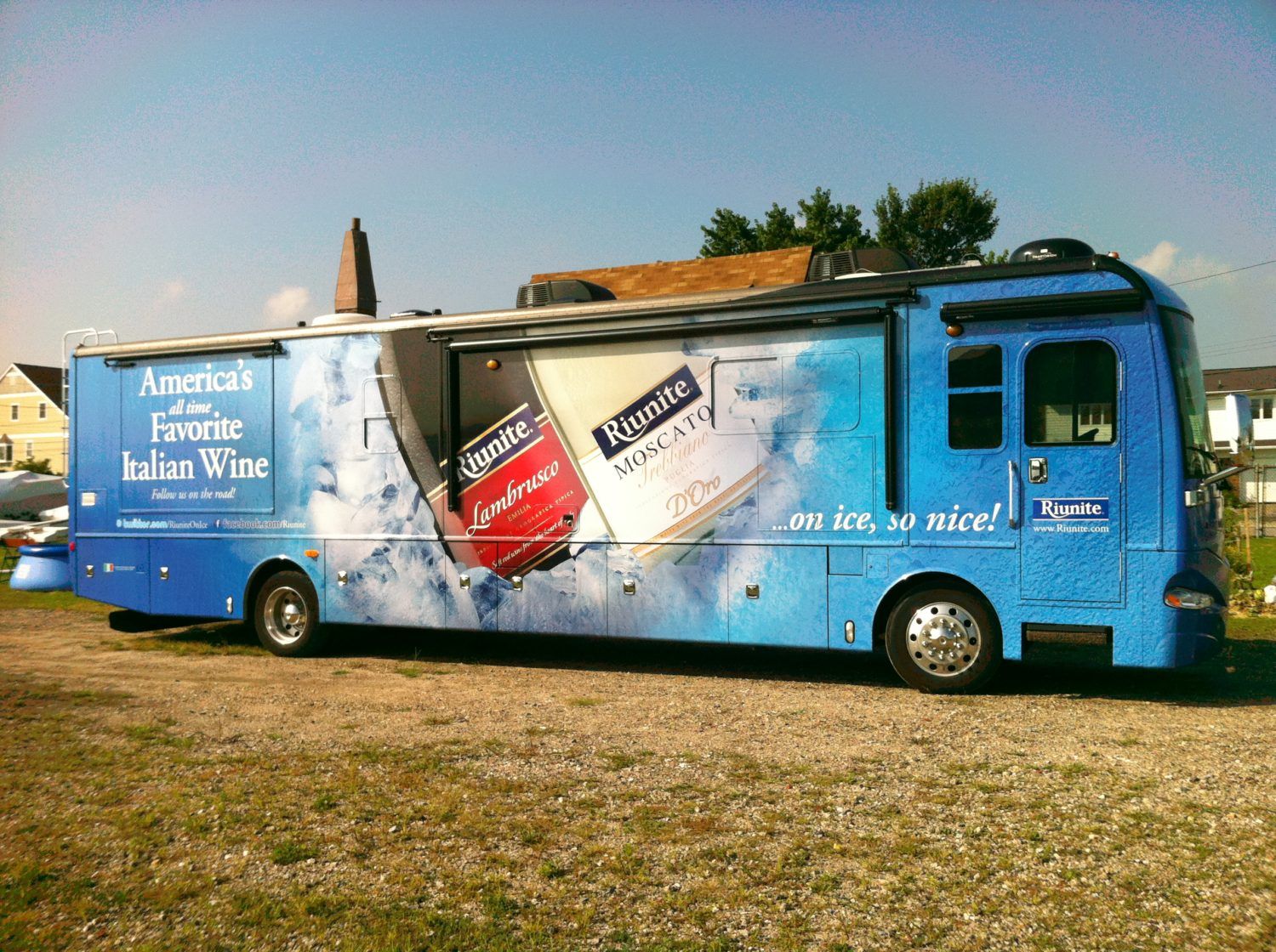 A blue rv with an advertisement for italian wine