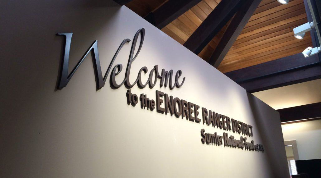 A sign that says welcome to the enotree ranger district