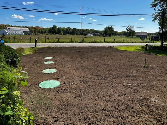Un champ de terre avec un cercle vert au milieu