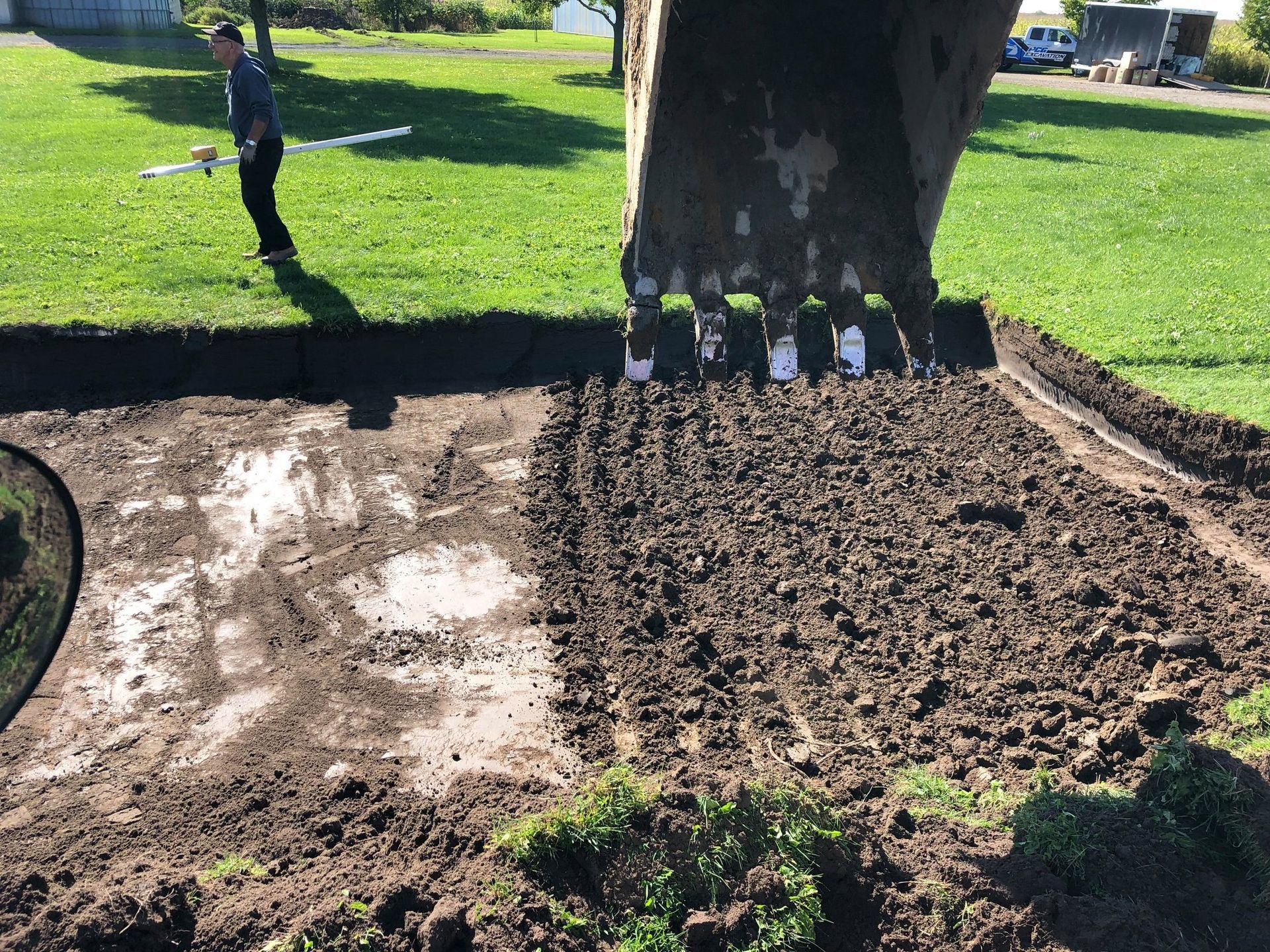 Un homme creuse un trou dans le sol avec une pelle.