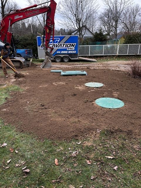 Une grande excavatrice creuse un trou dans une cour.