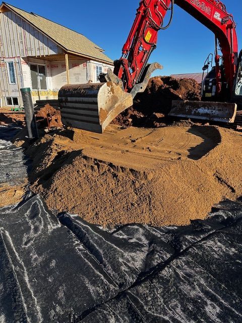 Une excavatrice rouge creuse un trou dans le sol